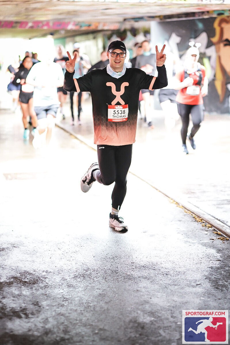 Thomas auf der Strecke beim Laufen.